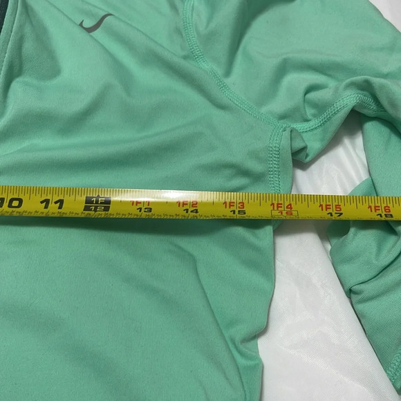 Nike Long-sleeve tee ELEMENT HALF ZIP Size XS. Dri-fit w/reflective elements. - Picture 5 of 6